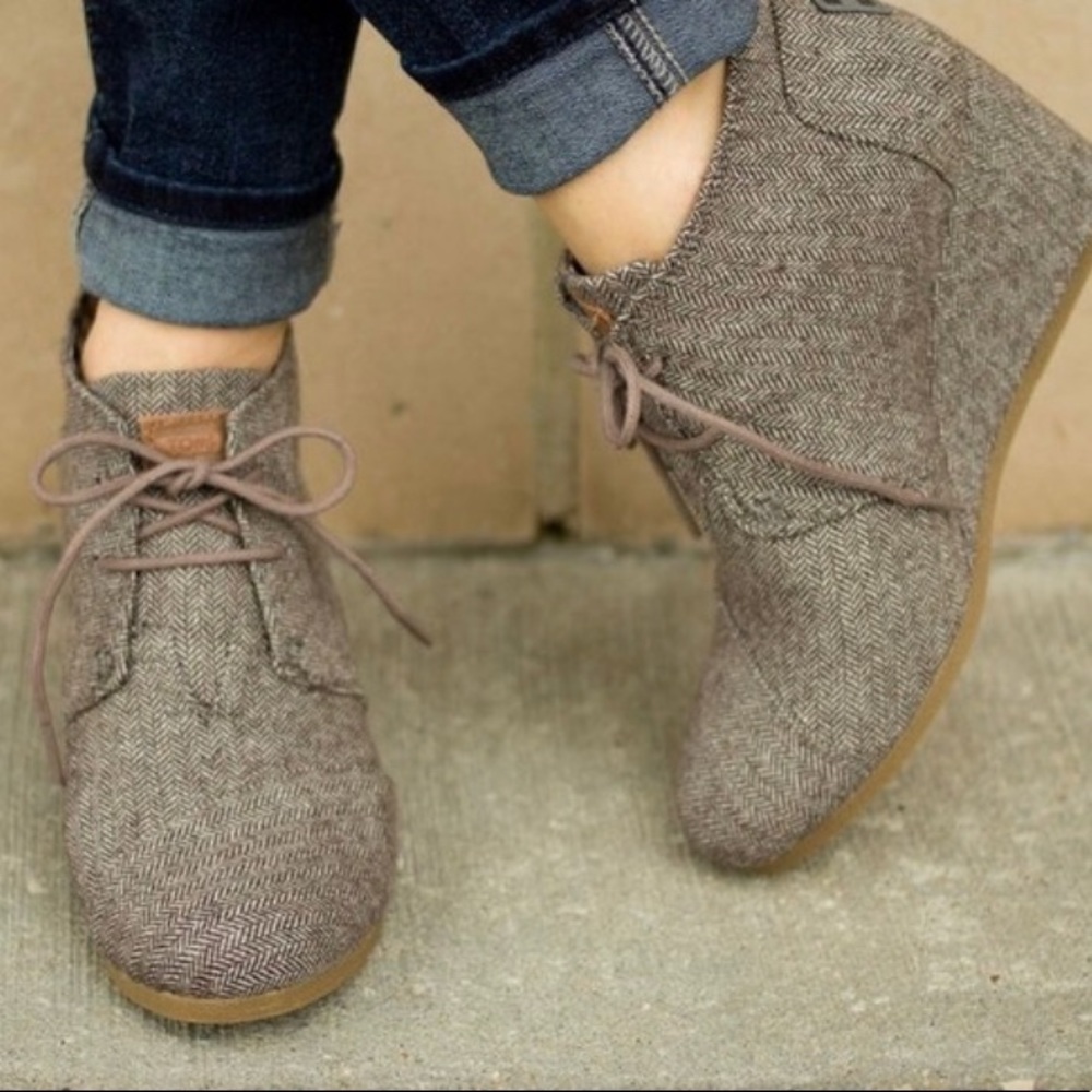 Girl’s Toms Desert Wedge shoe for girls dark gray